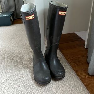 Hunter Wellington rain boots. Used but in Good condition.